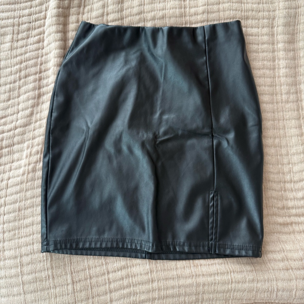 Black Faux Mini Leather Skirt 🤍 - Picture 2 of 4